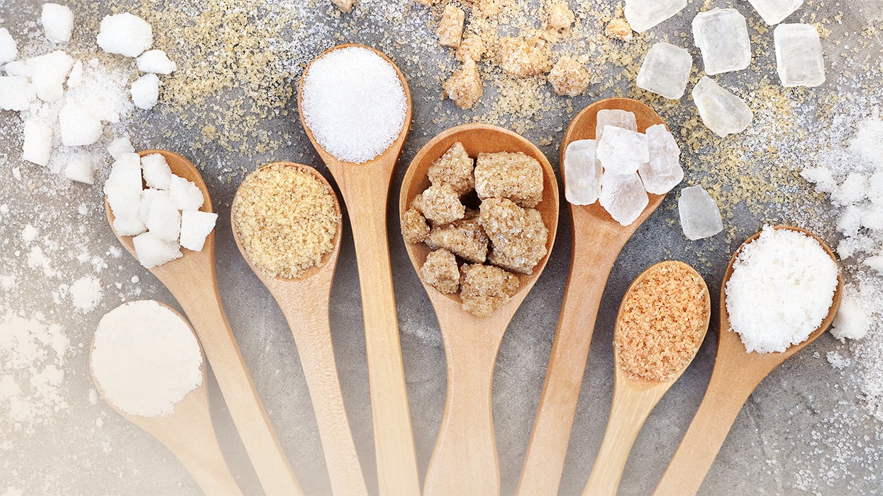 acht Holzloeffel verschiedene Zuckerarten